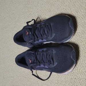 Women's size 7 Mizuno